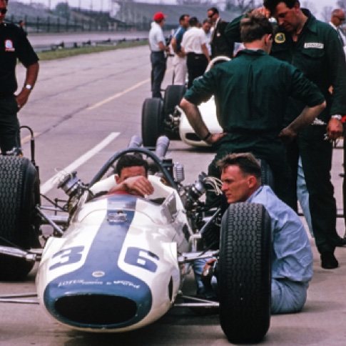 Jim assisi dans le Lotus 29 de Dan Gurney avec les &eacute;chappements d&eacute;finitifs